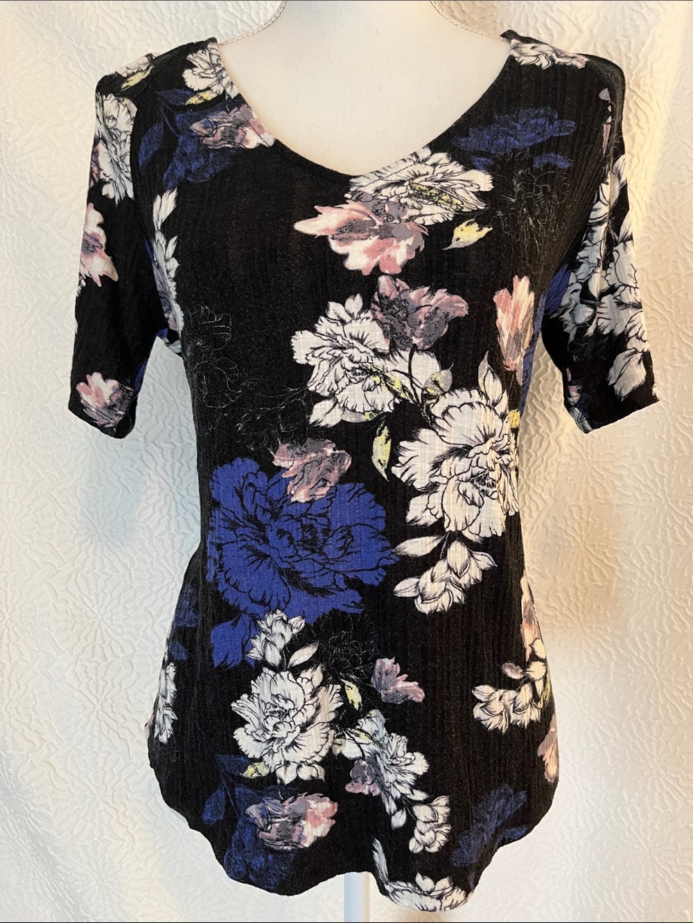 Women's Black Floral V-Neck Short Sleeve Top - Blue & White Blooms